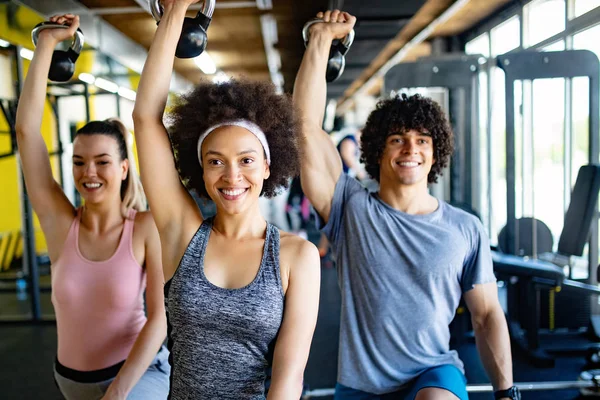 Gruppe Junger Glücklicher Menschen Macht Übungen Fitnessstudio — Stockfoto