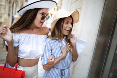 Alışveriş ve seyahat tatil mutlu kadın arkadaşlar