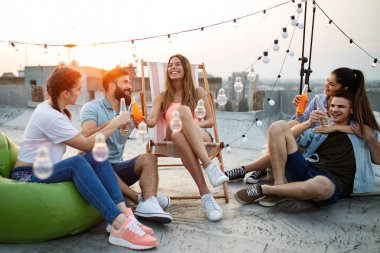 Grup arasında mutlu genç arkadaşlar sahip olan parti ve eğlence