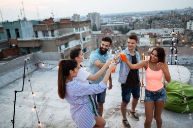 Mutlu arkadaş çatıda parti grubu