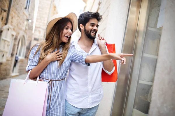 Glückliches Touristenpaar Shoppt Sommer Der Stadt — Stockfoto