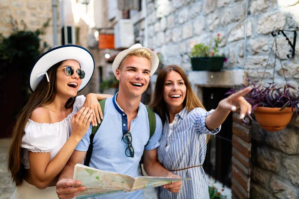 Grupo Amigos Turistas Con Mapa Ciudad Vieja — Foto de Stock