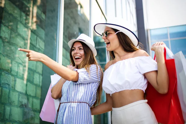 Mutlu Kadın Arkadaşlar Yazın Şehirde Alışveriş Yapan Turistler — Stok fotoğraf