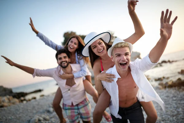 Grupo Amigos Divirtiéndose Playa Durante Las Vacaciones — Foto de Stock