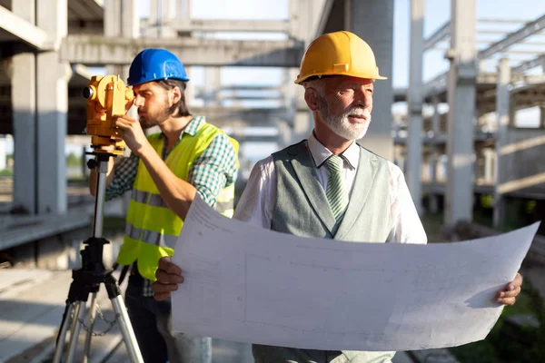 Två Byggingenjörer Som Arbetar Byggarbetsplats Och Ledning Byggarbetsplatsen — Stockfoto