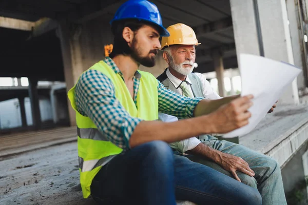 Selbstbewusstes Team Aus Architekten Und Ingenieuren Arbeitet Auf Modernen Baustellen — Stockfoto