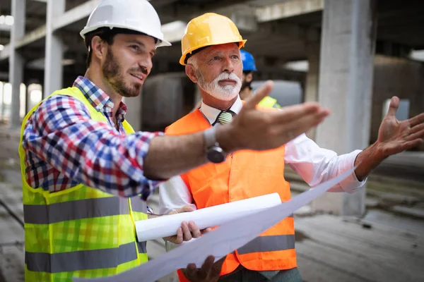 Team Von Architekten Und Ingenieuren Einer Gruppe Auf Der Baustelle — Stockfoto