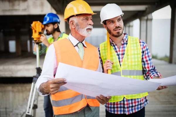 Konstruktionsingenjörer Diskuterar Med Arkitekter Byggarbetsplatsen Eller Byggarbetsplatsen — Stockfoto