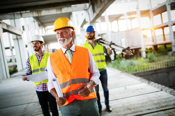 Ingenjör Förman Och Arbetstagare Diskuterar Och Arbetar Byggarbetsplatsen — Stockfoto