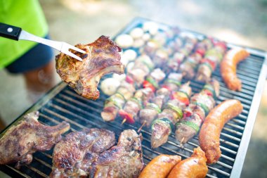 Çeşitli et tavuk ve domuz eti ve çeşitli sebzeler barbekü ızgara