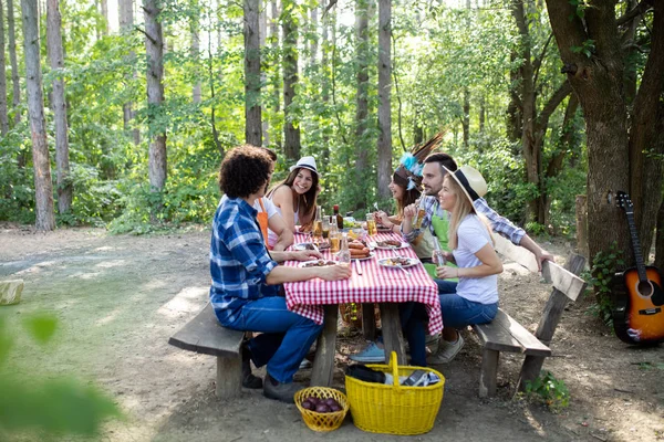 Freundeskreis Feiert Grillparty Freien Und Macht Zusammen Spaß — Stockfoto