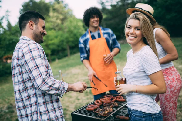 Kleine Groep Vrienden Die Alcohol Drinken Eten Een Barbecue — Stockfoto