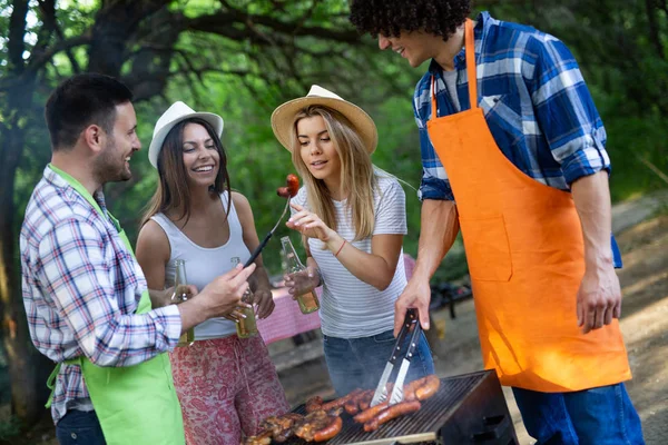 Kleine Gruppe Von Freunden Trinkt Alkohol Und Isst Bei Grillparty — Stockfoto