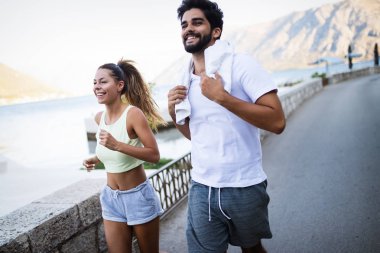 Genç mutlu açık çalışan insanlar çift yerleştirmek