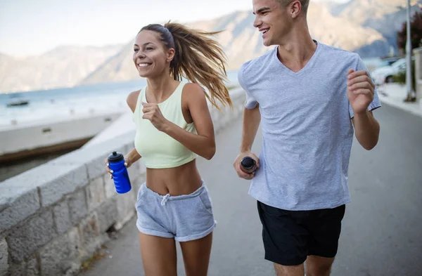 Happy Passar Personer Vänner Utövar Och Kör Utomhus Frisk Sportig — Stockfoto