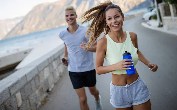 Friska Fit Människor Kör Och Jogga Tillsammans Sommar Solig Natur — Stockfoto