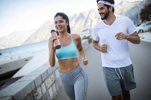 Gente Feliz Forma Amigos Haciendo Ejercicio Corriendo Aire Libre Vida —  Fotos de Stock