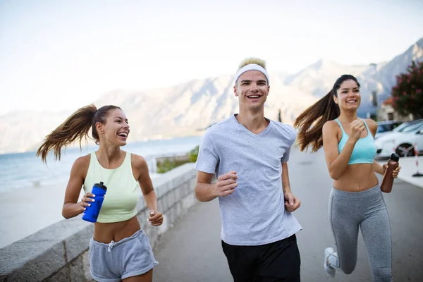 Glada Vänner Fitness Träning Tillsammans Utomhus Leva Aktivt Hälsosamt — Stockfoto
