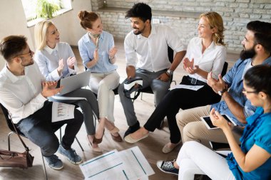 Mutlu başarılı iş ekibi zaferi kutluyor.