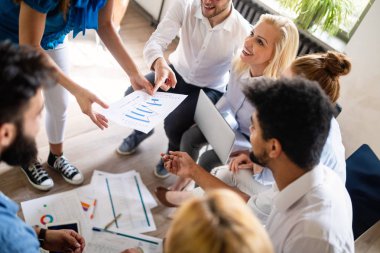 İş, teknoloji ve insan kavramı - ofiste kullanıcı arayüzü üzerinde çalışan yaratıcı ekip veya tasarımcılar