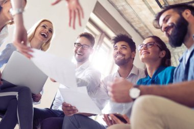 Modern ofiste başarılı bir iş grubu.