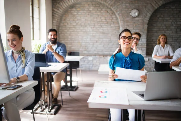 Grupo Feliz Bem Sucedido Estudantes Aprendendo Engenharia Software Negócios Durante — Fotografia de Stock