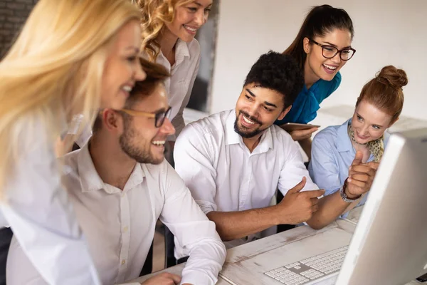 Groupe Heureux Réussi Étudiants Apprenant Génie Logiciel Les Affaires Pendant — Photo