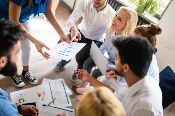 İş, teknoloji ve insan kavramı - ofiste kullanıcı arayüzü üzerinde çalışan yaratıcı ekip veya tasarımcılar