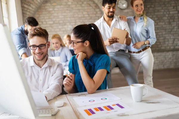 İş, teknoloji ve insan kavramı - ofiste kullanıcı arayüzü üzerinde çalışan yaratıcı ekip veya tasarımcılar
