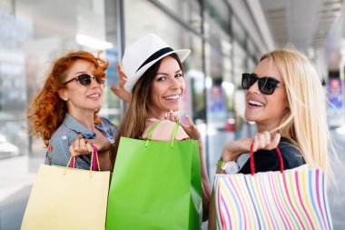 çanta alışveriş merkezinde yürüyen güzel kızlarla