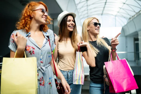 Schöne Mädchen Mit Einkaufstüten Spazieren Durch Das Einkaufszentrum — Stockfoto