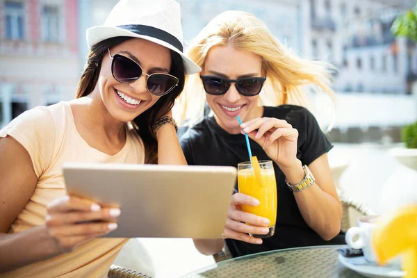 Üdülés Turizmus Internet Gyönyörű Fiatal Lányok Látszó Tabletta Kávézóban Kívül — Stock Fotó