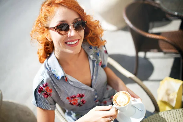 屋外のカフェでコーヒーを保持している幸せな美しい女性の肖像画 — ストック写真