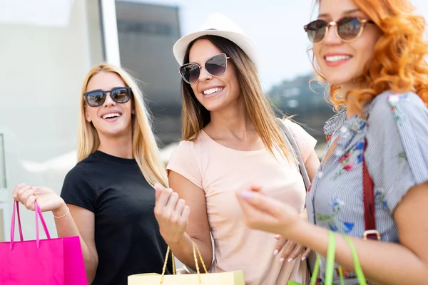 楽しさと買い物袋を持つ若い女性の概念笑顔のショッピング — ストック写真