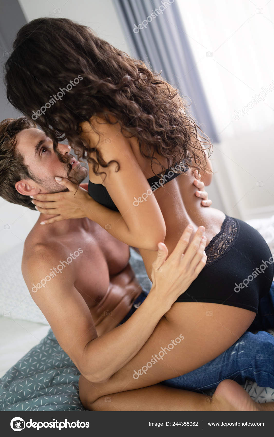 teen coppia avendo sesso su letto