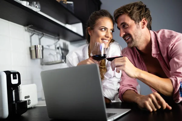 Pareja Joven Relajándose Casa Con Portátil Amor Felicidad Tecnología Gente — Foto de Stock