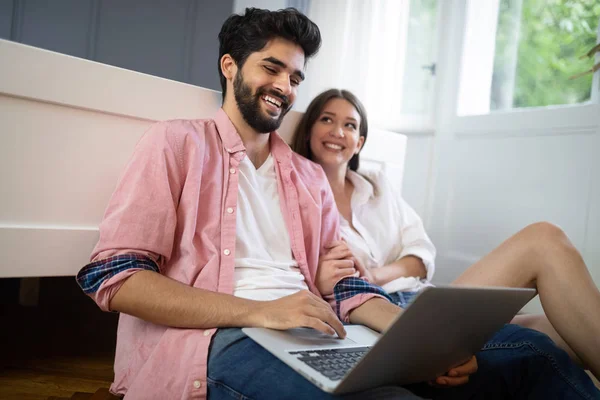 Giovane Coppia Seduta Soggiorno Utilizzando Tablet — Foto Stock