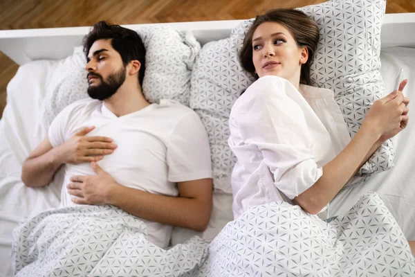 Kadın Manifatura Biri Erkek Ise Uyuyor — Stok fotoğraf