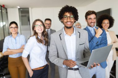 Bir yazılım geliştirme şirketinde çalışan programcılar. Personel portresi konsepti