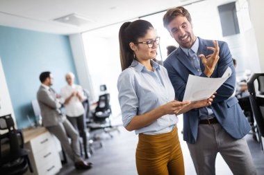 Ofiste çalışan ve beyin fırtınası yapan mutlu iş adamları