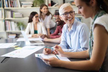 İş adamları ofiste iyi takım çalışması yapar. Takım çalışması başarılı iş yeri stratejisi kavramı.