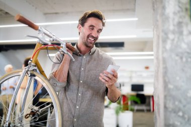 Mutlu iş insanlarla meşgul trendy ofis başarı elde