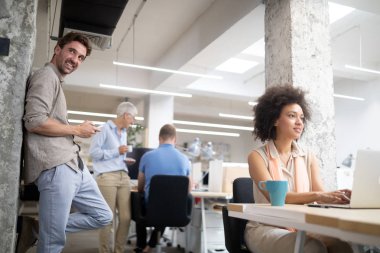 Bir yazılım geliştirme şirketinde çalışan programcılar