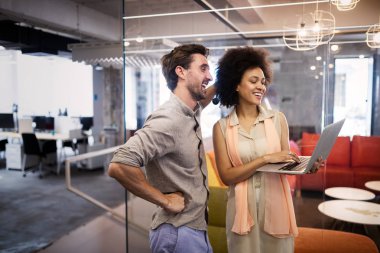 İş adamları ofiste iyi takım çalışması yapar. Takım çalışması başarılı iş yeri stratejisi kavramı.