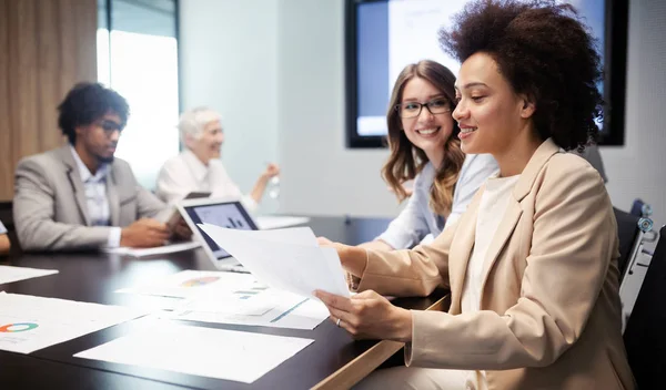 Groep Succesvolle Gelukkige Zakenmensen Aan Het Werk — Stockfoto