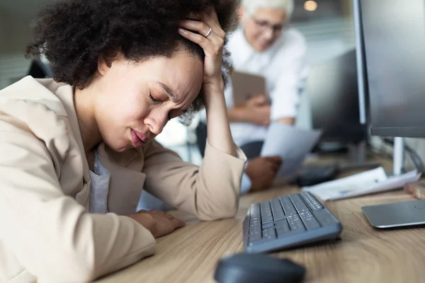 Fiatal Fekete Üzletasszony Akinek Stressz Fájdalom Irodában — Stock Fotó
