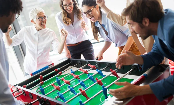 Gente Negocios Multicultural Celebrando Ganar Mientras Juegan Futbolín Juntos —  Fotos de Stock