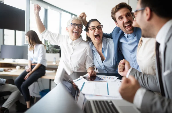 Glückliche Smarte Geschäftsleute Feiern Erfolg Unternehmen — Stockfoto