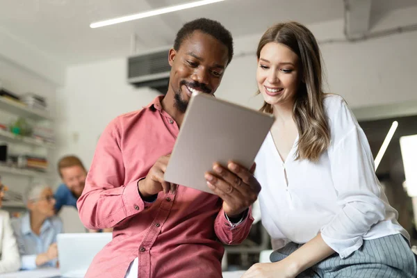 İş adamları ofiste iyi takım çalışması yapar. Takım çalışması başarılı iş yeri stratejisi kavramı.