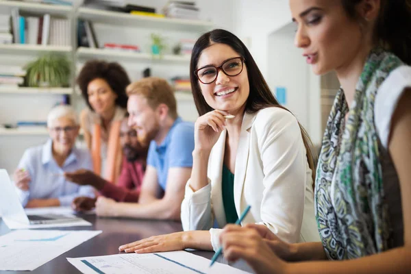 Erfolgreiche Gruppe Von Geschäftsleuten Bei Der Arbeit Modernen Büros — Stockfoto